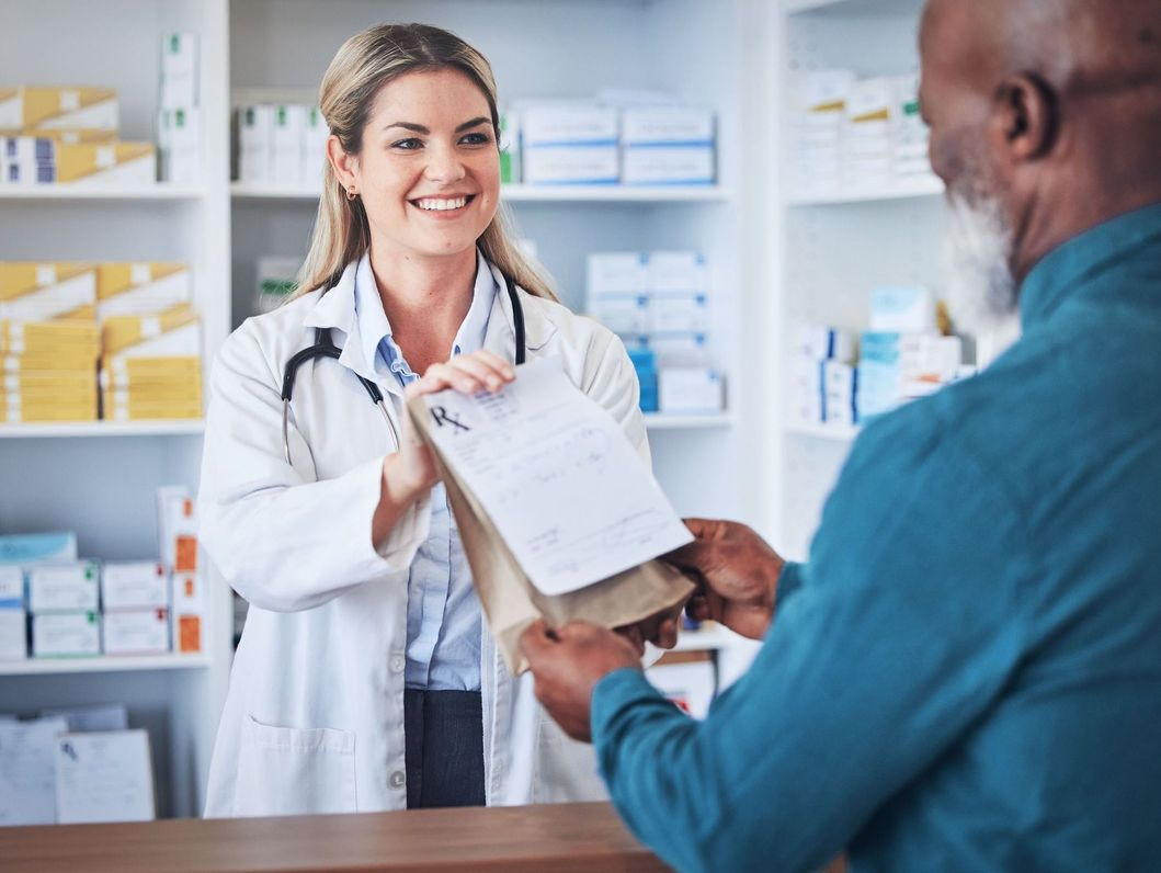 farmacéutica atendiendo a cliente 