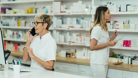 farmacéuticas trabajando